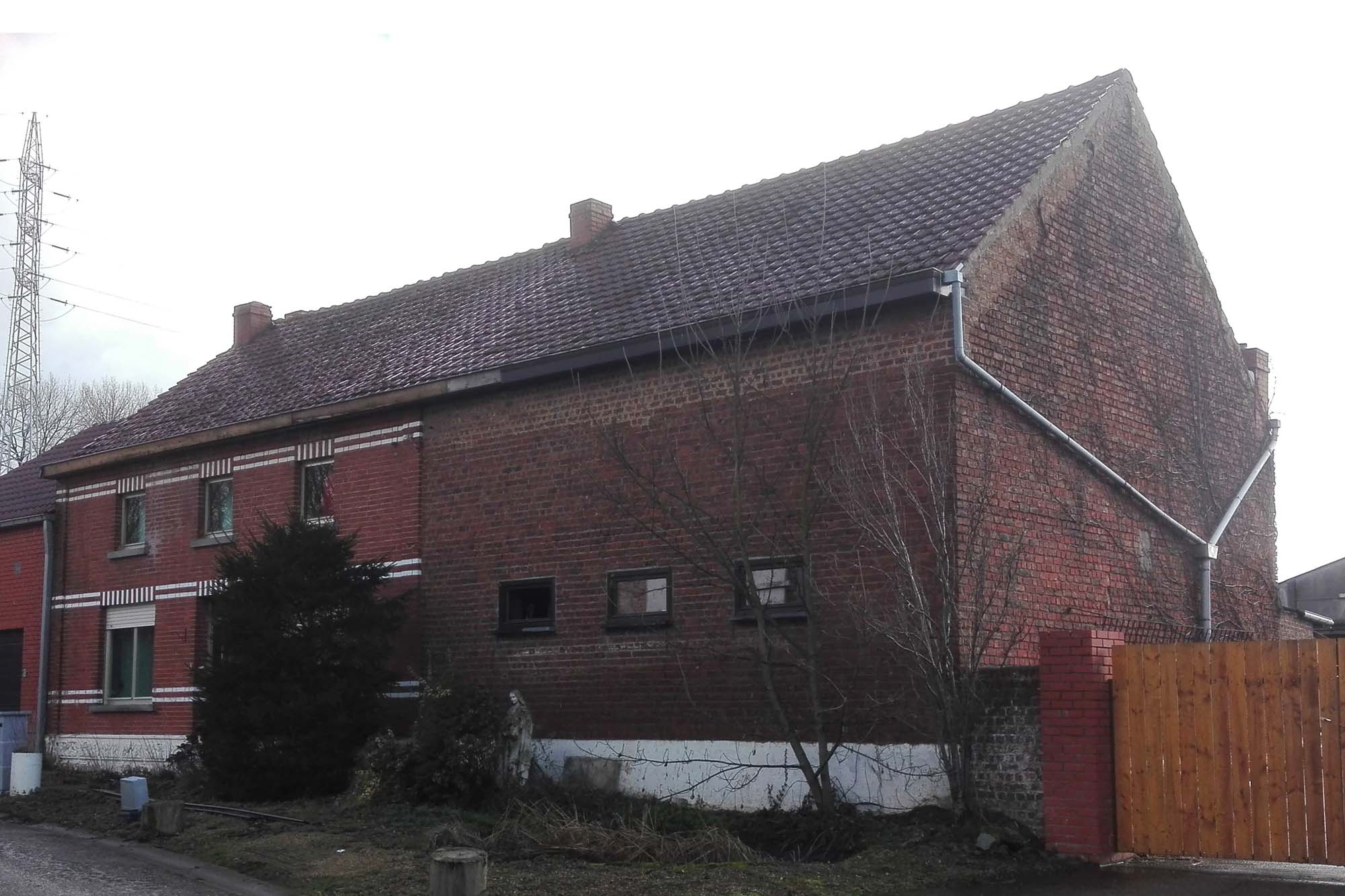 Traditionele Dakpannen ETERNIT Harmonica te HALLE (Brussel), kleur bruin - VOOR