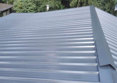Rénovation d'une toiture avec des plaques de toit isolées