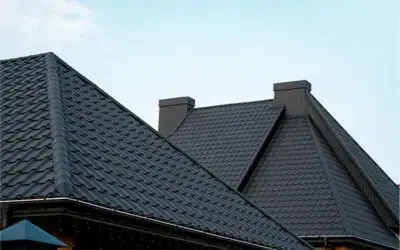 een recent gerenoveerd dak met zwarte dakpannen
