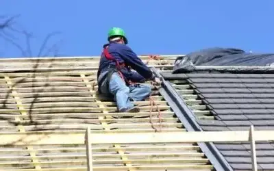 Dakwerker plaatst dakbedekking