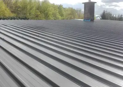 Isolation d'un toit plat avec des tuiles