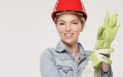 professionele dakwerker met veiligheidshelm