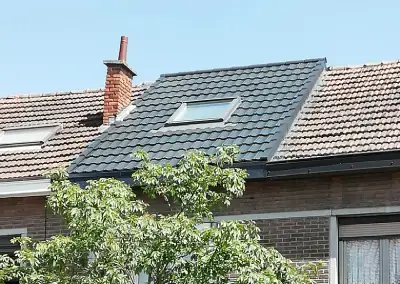 Dakbedekking met dakpannen, sarking-isolatie, dakramen en zinkwerk voor een goede thermische renovatie