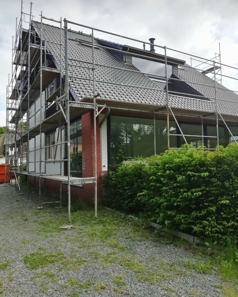 Meewerkende dakdekker patroon gespecialiseerd in het paatsen van overzetdaken in vlaanderen