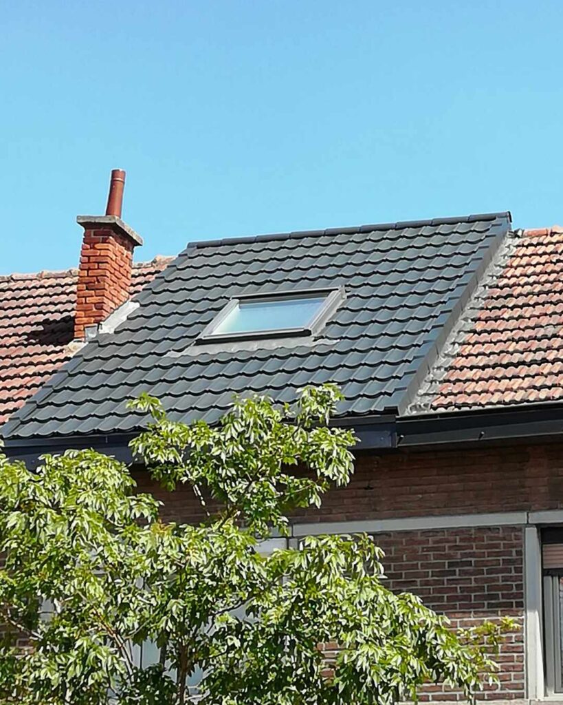 Pose d'une isolation de couverture et de tuiles de recouvrement sur un toit en pente à Louvain